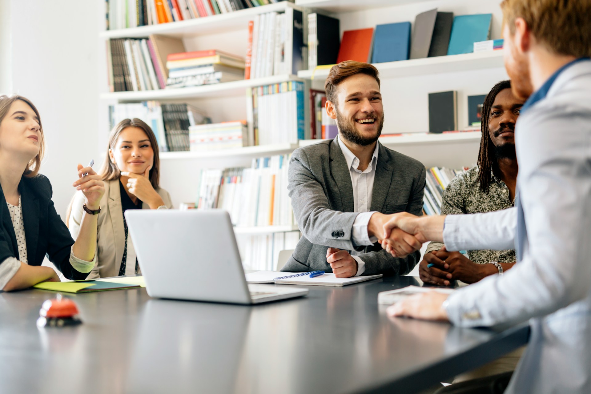 Jak znaleźć idealną równowagę między przywództwem a strategią w zarządzaniu firmą?