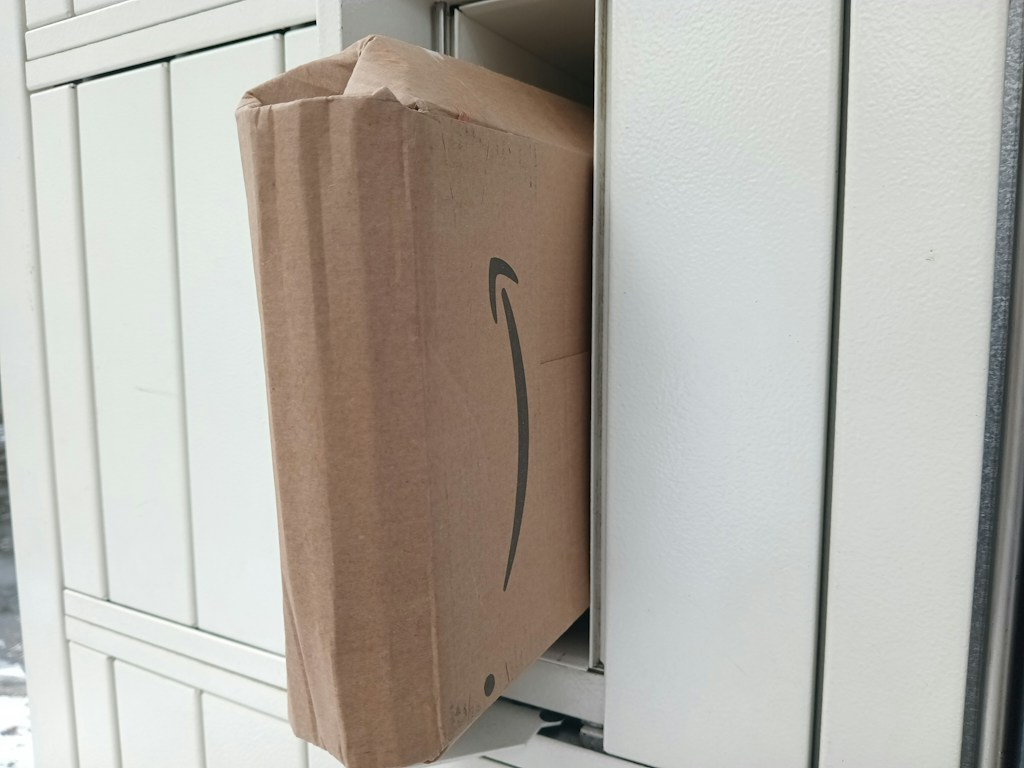 Automat paczkowy czy kurier? Jak analiza rynku KEP pomaga e-sklepom optymalizować koszty ostatniej mili